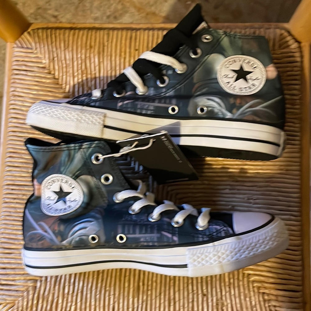 Size 5 men’s/ Size 7 women’s Converse Batman shoes New in box